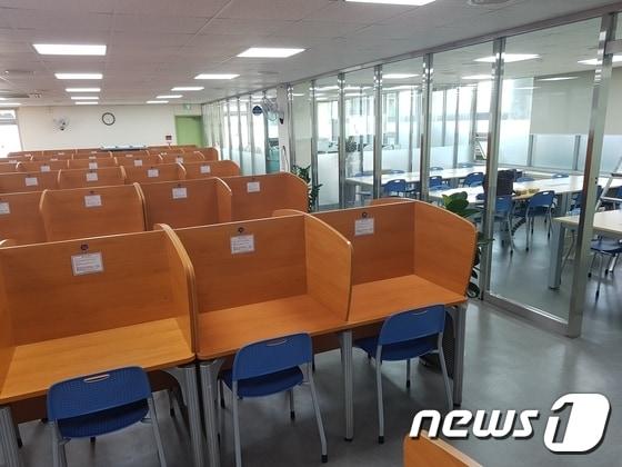 본문 이미지 - 서울 송파구 거여2동에 위치한 거마도서관 열람실(서울 송파구 제공). ⓒ News1