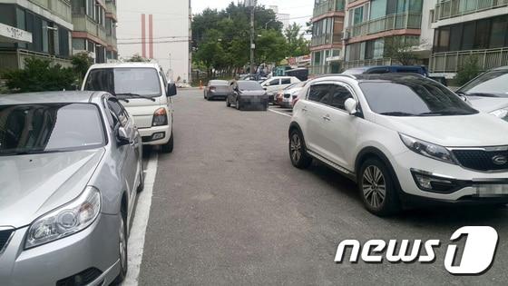 본문 이미지 - 강원 속초시 교동 모 아파트 주차장에 차량들이 주차할 자리가 없어서 이중주차를 한 모습. 뉴스1 ⓒ News1 최석환 기자