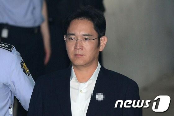본문 이미지 - 이재용 삼성전자 부회장이 4일 오전 서울 서초동 중앙지방법원에서 열린 '최순실 뇌물 공여' 35회 공판에 출석하고 있다. 2017.7.4/뉴스1 ⓒ News1 임세영 기자