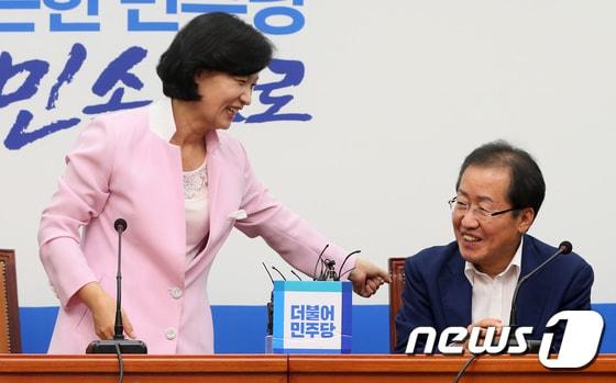 본문 이미지 - 2017년 7월 4일 추미애 더불어민주당 대표가 서울 여의도 국회 민주당 대표실을 찾은 자유한국당 홍준표 신임대표를 반갑게 맞이하고 있는 모습, 두사람은 사법연수원 14기(1985년 졸업) 동기다.  2017.7.4 ⓒ 뉴스1 이동원 기자