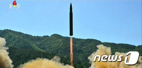 본문 이미지 - 4일 오후 북한 조선중앙방송이 중대발표를 통해 대륙간탄도미사일 '화성 14형'이 해상 목표물을 정확히 타격을 했다고 전했다. 조선중앙방송은 대륙간탄도미사일 발사 장면을 공개했다.2017.7.4/뉴스1 ⓒ News1