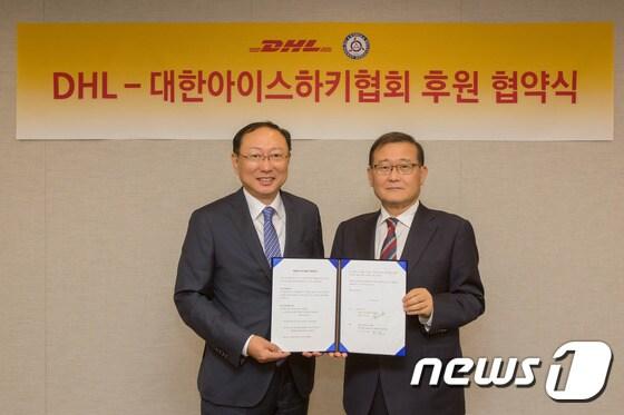 본문 이미지 - 정몽원 대한아이스하키협회장(오른쪽)과 한병구 DHL 코리아 대표.(대한아이스하키협회 제공) ⓒ News1