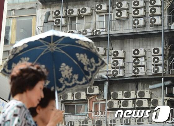 본문 이미지 - 한 건물 외벽에 설치된 실외기가 바쁘게 돌아가고 있다.(사진은 기사 내용과 무관함) / 뉴스1 ⓒ News1