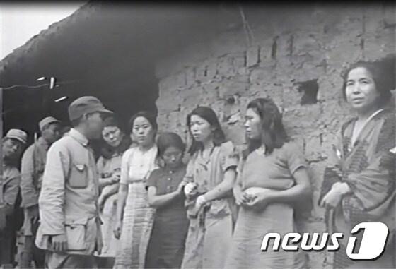 본문 이미지 - 세계 최초로 발견된 한국인 일본군 위안부 영상자료 캡처. 1944년 미중연합군의 중국 송산 점령 당시 한국인으로 추정되는 위안부와 중국군 장교가 이야기를 나누고 있다.(서울시, 서울대 인권센터 제공)ⓒ News1