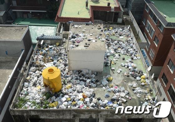본문 이미지 - 쓰레기 무단투기된 인천 남구의 한 건물 옥상. 뉴스1 DB