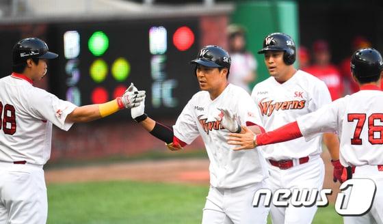 본문 이미지 - SK 와이번스 한동민이 끝내기 홈런으로 팀의 7연패를 끊었다. /뉴스1 DBⓒ News1 성동훈 기자
