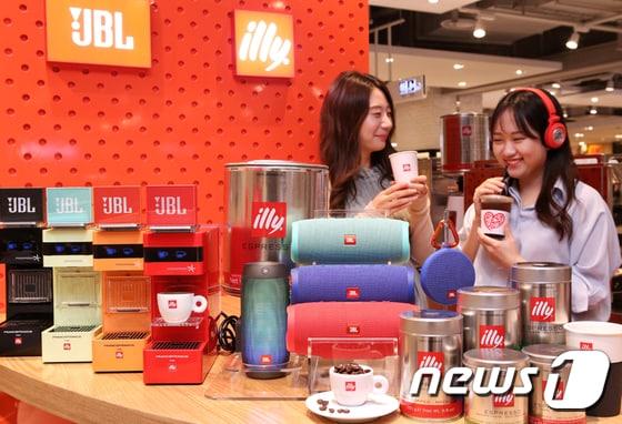 본문 이미지 - 6일 오전 현대시티몰 가든파이브점 'M cafe (illy&JBL cafe)' 매장에서 고객들이 'JBL' 스피커를 통해 음악을 들으며 '일리' 커피를 즐기고 있다. (현대백화점 제공) 2017.7.6/뉴스1