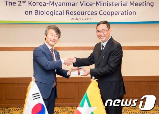 본문 이미지 - 안병옥 환경부 차관이 지난해 서울 서초구 더케이호텔에서 우 킨 마웅 이 미얀마 환경보전산림부 차관과 '제2회 한-미얀마 차관회담'을 가진 후 그간 연구결과인 미얀마 생물다양성 도감을 전달하고 있다. (환경부 제공) /뉴스1