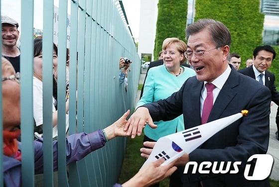 본문 이미지 - 문재인 대통령이 앙겔라 메르켈 독일 총리와 5일 오후(현지시간) 베를린 총리실에서 만찬회담을 마치고 교민들과 인사하고 있다. (청와대) 2017.7.6/뉴스1 ⓒ News1 이광호 기자