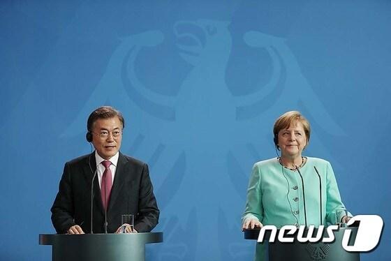본문 이미지 - 문재인 대통령이 5일 오후(현지시간) 독일 베를린 연방총리실 청사에서 앙겔라 메르켈 독일 총리와 함께 기자회견을 하고 있다. (청와대) 2017.7.6/뉴스1 ⓒ News1 이광호 기자
