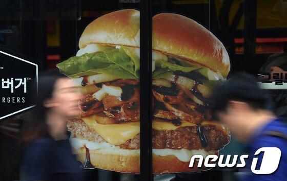 본문 이미지 - 서울시내에 있는 맥도날드 매장 2017.7.6/뉴스1 ⓒ News1 오대일 기자