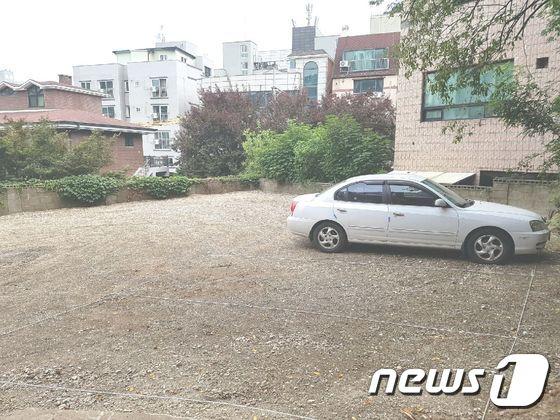 본문 이미지 - 빈집을 철가하고 조성한 주차장.(용인시 제공)ⓒ News1