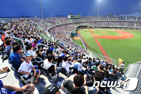 본문 이미지 - 2017년 7월에 열린 삼성 라이온즈 대 롯데자이언츠 경기를 관람하는 시민들.(뉴스1자료) ⓒ News1 최창호 기자