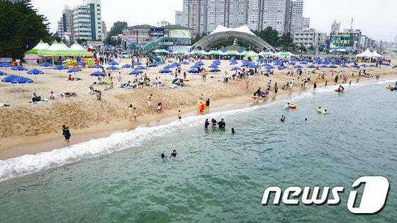 본문 이미지 - 7일 개장한 강원도 속초해수욕장을 찾은 피서객들이 흐린 날씨에도 물놀이하며 즐거운 시간를 보내고 있다. 이날 강릉 경포, 양양 낙산해수욕장 등도 함께 개장해 본격적인 운영에 들어갔다. 2017.7.7/뉴스1 ⓒ News1 고재교 기자