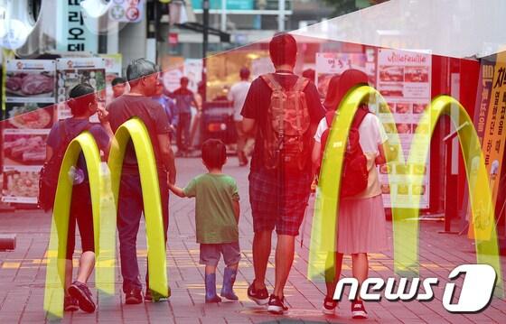 본문 이미지 - 서울시내의 한 맥도날드 매장(다중노출 촬영) /뉴스1 ⓒ News1 박지혜 기자