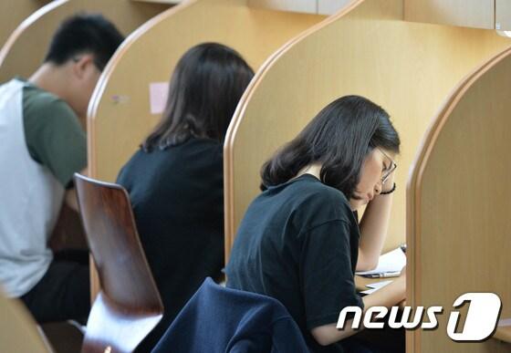본문 이미지 - 학생들이 칸막이 책상에 앉아 문제집을 풀고 있다. 2017.7.9/뉴스1 ⓒ News1 주기철 기자