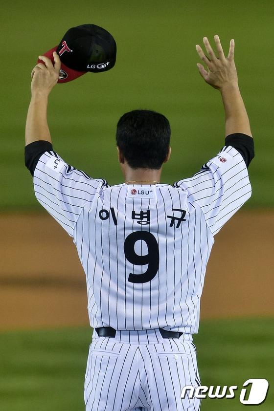 본문 이미지 - 이병규 LG 트윈스 코치가 현역 시절 등번호이자 영구결번인 9번을 2019시즌부터 유니폼에 새긴다. /뉴스1 DB ⓒ News1 민경석 기자