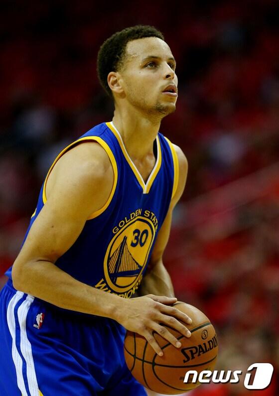 본문 이미지 - 스테판 커리는 농구공 만큼 골프공도 잘 다룰 수 있을까. ⓒ AFP=News1