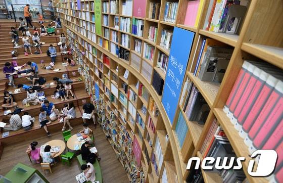 본문 이미지 - 지난해 여름휴가가 절정을 이룬8월  1일 오후 서울 중구 서울도서관을 찾은 시민들이 책을 보고 있다. 2017.8.1/뉴스1 ⓒ News1 이재명 기자
