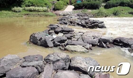 본문 이미지 - 지난달 31일 내린 집중호우로 충북 진천군 문백면 농다리 상판과 교각 일부가 또다시 유실됐다. 전체 28개 상판(교각과 교각사이) 중 19번, 21번, 22번이 유실됐고 교각 전체 27개 중 일부도 유실됐으나 피해규모는 파악되지 않고 있다.(진천군청 제공)2017.8.1/뉴스1 ⓒ News1 김정수 기자