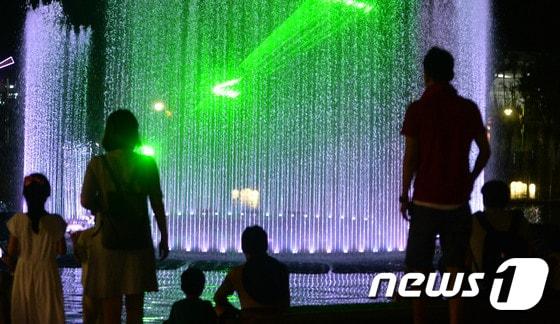 본문 이미지 - 전 오월드 내 음악분수에서 시민들이 형형색색의 물줄기를 바라보며 더위를 식히고 있다. /뉴스1 ⓒ News1
