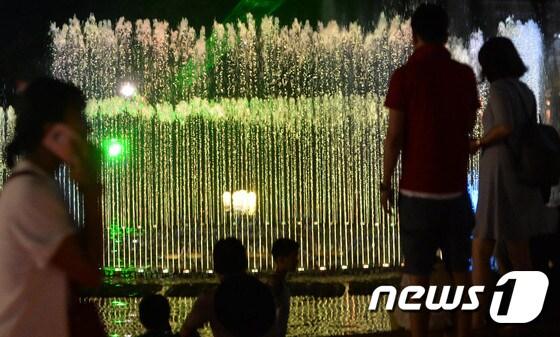 본문 이미지 - 열대야가 기승을 부린 대전 오월드 내 음악분수에서 시민들이 형형색색의 물줄기를 바라보며 더위를 식히고 있다. /뉴스1 ⓒ News1