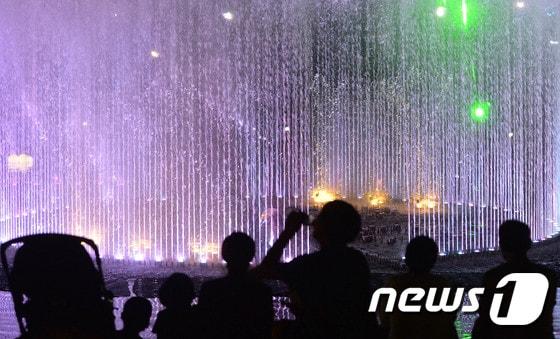 본문 이미지 - 열대야를 피해 분수 앞에 모인 시민들 ⓒ 뉴스1