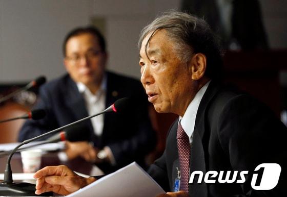 본문 이미지 - 이창건 전 한국원자력문화진흥원 원장이 지난 2017년 서울 여의도 국회의원회관에서 열린 한국 원자력의 과거와 미래 특강에서 강연하는 모습.ⓒ 뉴스1 안은나 기자