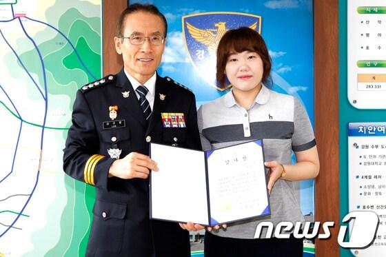 본문 이미지 - 10일 오전 춘천경찰서 집무실에서 이규문 서장이 침입절도형 보이스피싱 범인 예방에 기여한 서가은(28·여 ·춘천) 가톨릭신협 은행원에게 감사장을 전달하고 기념사진을 촬영하고 있다. (춘천경찰서 제공) 2017.8.10/뉴스1 ⓒ News1 김경석 인턴기자