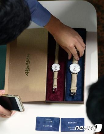 본문 이미지 - 청와대 출입기자들이 10일 오후 청와대 춘추관에서 문재인 대통령 기념 손목 시계를 촬영하고 있다. 2017.8.10/뉴스1 ⓒ News1 김명섭 기자