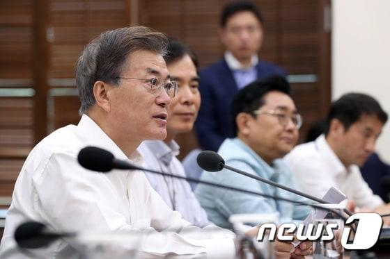본문 이미지 - 문재인 대통령이 10일 오전 청와대 여민관 소회의실에서 수석·보좌관회의를 주재하고 있다.(청와대) 2017.8.10/뉴스1 ⓒ News1 이광호 기자