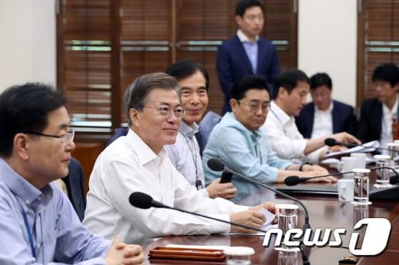 본문 이미지 - 문재인 대통령이 10일 오전 청와대 여민관 소회의실에서 '수석 보좌관회의'를 주재하고 건강보험 보장성 강화 등 복지정책 재원을 둘러싼 논란과 관련, "올 하반기부터 2022년까지 단계적으로 시행하도록 설계를 해서 현실적으로 건전 재정을 유지하면서 감당할 수 있는 최선을 선택한 것"이라고 말했다. (청와대) 2017.8.10/뉴스1 ⓒ News1 이광호 기자