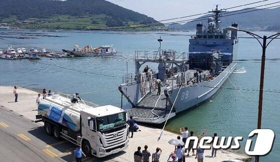 본문 이미지 - 완도 노화도에 식수 공급하는 해군 제3함대사령부의 200톤급 군수지원정. /뉴스1 ⓒ News1