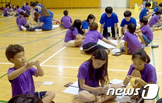 본문 이미지 - 경북 구미시 봉곡초등학교에서 열리고 있는 ‘2017 발명&창업 캠프’에 참여한 어린이들이 진지한 표정으로 조단위 활동을 하고 있다(금오공대제공)/뉴스1