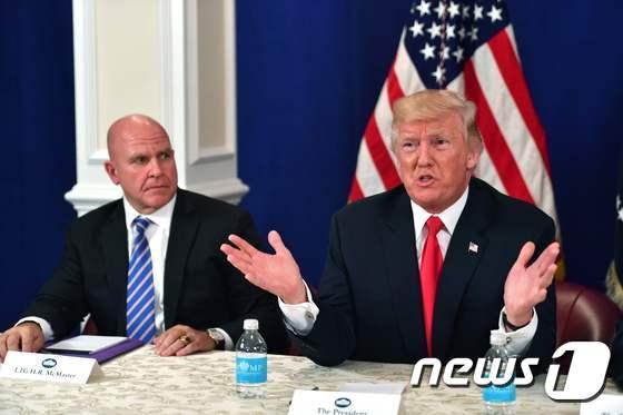 본문 이미지 - 도널드 트럼프 미국 대통령이 재임 당시 뉴저지 주 베드민스터의 트럼프 내셔널 골프클럽에서 허버트 맥매스터 백악관 국가안보보좌관과 기자회견을 하고 있다. ⓒ AFP=뉴스1 ⓒ News1 우동명 기자