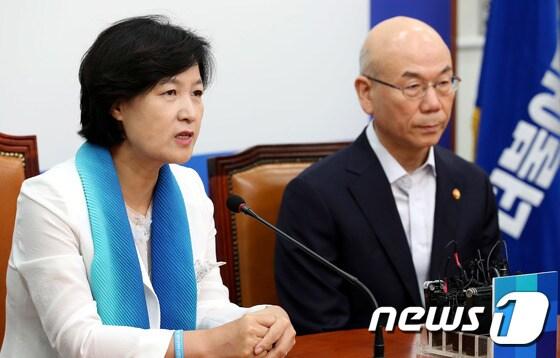 본문 이미지 - 추미애 더불어민주당 대표가 11일 오전 서울 여의도 국회 당대표실을 예방한 이효성 방송통신위원장과 인사말을 나누고 있다. 2017.8.11/뉴스1 ⓒ News1 박정호 기자