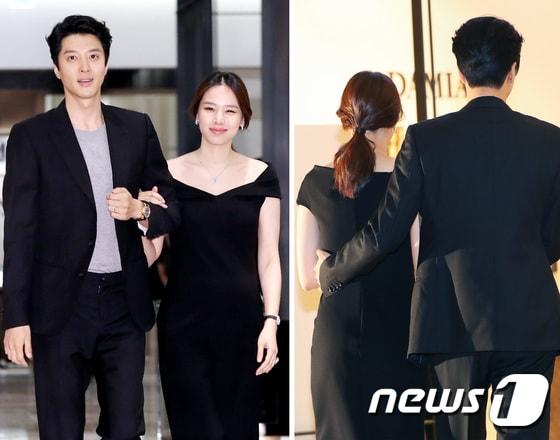 본문 이미지 - 배우 이동건 조윤희 부부가 11일 오후 서울 강남 신세계백화점에서 열린 한 주얼리 브랜드 행사에 참석하고 있다.. 2017.8.11./뉴스1 ⓒ News1 권현진 기자