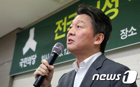 본문 이미지 - 국민의당 전당대회에 출마한 안철수 전 대표의 달라진 헤어스타일. 2017.8.12/뉴스1 ⓒ News1 장수영 기자