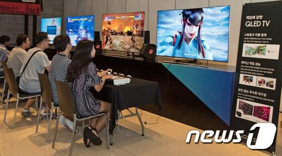 본문 이미지 - 지난 8월6일 서울 강남구 JBK 컨벤션 홀에서 열린 '철권 월드 투어 코리아'에 참석한 게이머들이 '삼성 QLED TV'와 게이밍 데스크탑 PC 오디세이를 스팀링크 앱으로 연결해 철권 게임을 즐기고 있다.(삼성전자 제공) ⓒ News1