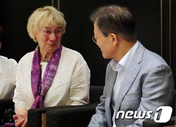 본문 이미지 - 문재인 대통령이 13일 서울 용산 CGV 영화관에서 5.18 민주화운동 당시 현장을 전 세계에 보도한 故 위르겐 힌츠페터의 부인 에델트라우트 브람슈테트 여사(80)와 영화 '택시운전사'를 관람한 뒤 대화를 나누고 있다. (청와대) 2017.8.13/뉴스1 ⓒ News1 이광호