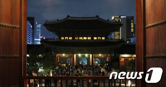 본문 이미지 - 지난해  야간 개방을 한 서울 종로구 경복궁 ⓒ News1 민경석 기자