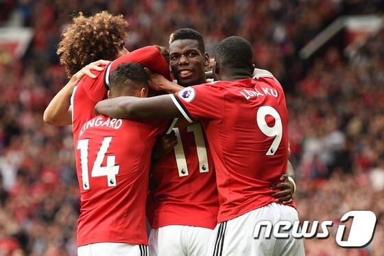 본문 이미지 - 맨체스터 유나이티드 선수들이 14일(한국시간) 영국 맨체스터의 올드 트래포드에서 열린 웨스트 햄 유나이티드와의 2017-18 잉글랜드 프리미어리그 개막전에서 득점 후 기뻐하고 있다. ⓒ AFP=News1