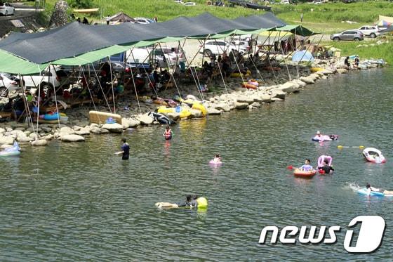 본문 이미지 - 지난 13일 오후 경남 밀양시 단장면 일원 계곡에는 인근 팬션 운영업자와 음식점에서 하천 평상 대여료를 받고 영업하고 있다.2017.8.14/뉴스1 ⓒ News1 이철우 기자