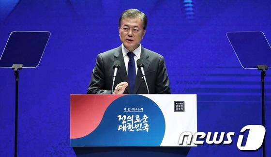 본문 이미지 - 문재인 대통령이 지난 2017년 8월15일 서울 종로구 세종문화회관 대강당에서 열린 제72주년 광복절 기념식에서 경축사를 하고 있다. /뉴스1 ⓒ News1 오대일 기자