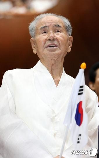 본문 이미지 - 전북지역 독립운동 애국지사 중 유일하게 생존해 있는 이석규 옹이 전북 전주시 전북도청에서 열린 광복절 기념행사에 참석해 애국가를 부르고 있다.2017.8.15/뉴스1 ⓒ News1