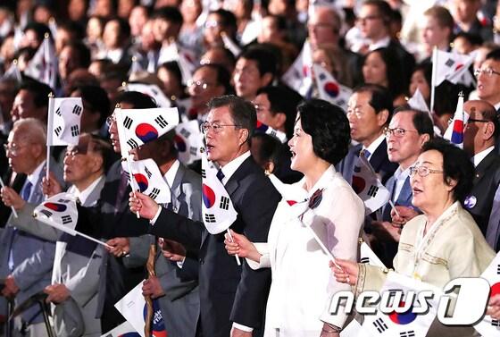 본문 이미지 - 문재인 대통령과 김정숙 여사가 2017년 광복절을 맞아서울 세종문화회관에서 열린 제72주년 광복절 경축식에 참석, 광복절 노래를 제창하고 있다.(청와대) 2017.8.15/뉴스1