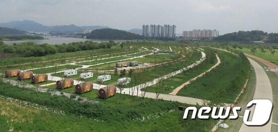 본문 이미지 - 경북 구미시가 53억을 들어 낙동강 둔치에 조성한 대규모 캠핑장(구미시제공)2017.8.16/뉴스1 ⓒ News1 정우용 기자