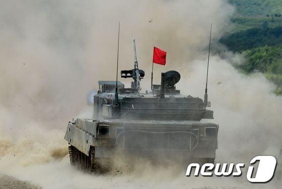 본문 이미지 - 일본 홋카이도섬 에니와에서 일본 육상자위대의 90형 탱크가 미국 해병대원들과 합동 군사훈련 중 대포를 쏘고 있다. <자료사진>ⓒ AFP=뉴스1 ⓒ News1 우동명 기자