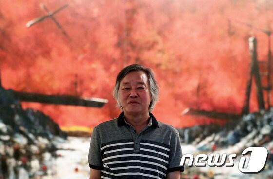 본문 이미지 - 민중미술 작가 송창 화백(65)이 16일 서울 종로구 학고재 갤러리에서 막을 올린 '꽃그늘'(Flower-Shade)' 전에서 작품을 배경으로 포즈를 취하고 있다. 2017.8.16/뉴스1 ⓒ News1 오대일 기자