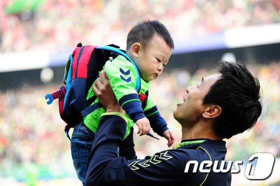 본문 이미지 - 1998년 K리그 신인상 수상자인 이동국이 2017년 대표팀에 발탁됐다. '대박이 아버지' 이동국이 대박을 쳤다. ⓒ News1